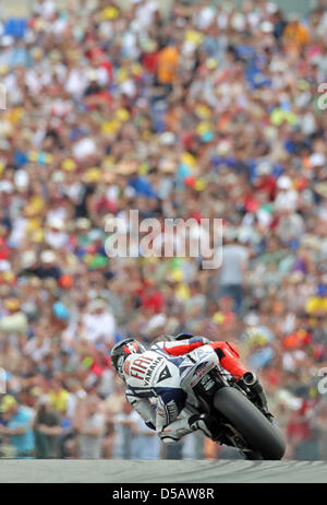 La Spagna è il pilota della MotoGP Jorge Lorenzo della Yamaha si appoggia in un angolo durante la sessione di qualifiche sul circuito del Sachsenring in Hohenstein-ernstthal, Germania, 17 luglio 2010. Lorenzo partirà dalla pole position nel Gran Premio di MotoGP in Germania che si terrà il 18 luglio. Foto: JAN WOITAS Foto Stock