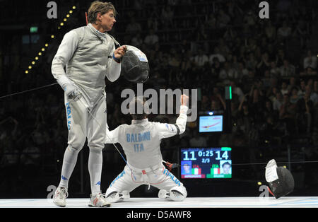 L'Italia Andrea Baldini (R) cheers presso l'European Fencing Championships 2010 a Leipzig, Germania, 18 luglio 2010. Baldini sconfitto italiano Valerio Aspromonte (L) nel finale con 15-11 ed è la nuova lamina europeo campione di scherma. Un record totale di 425 atleti provenienti da 40 paesi di competere a livello europeo campionati di scherma dal 17 al 22 luglio 2010. Foto: Peter Endig Foto Stock