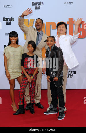 Attore americano Will Smith (retro), sua moglie Jada Pinkett (anteriore L-R), sua figlia Willow, figlio Jaden e Hong Kong-nati attore Jackie Chan posare al premier di "Karate Kid" di Berlino, Germania, 19 luglio 2010. Il film verrà mostrato in tedesco cinema a partire dal 22 luglio 2010. Foto: Jens Kalaene Foto Stock