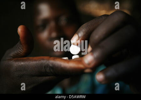 File - Una donna infettate con il virus HIV prende il suo pillole in un campo di rifugiati vicino a Gulu, in Uganda, file immagine datata 11 maggio 2007. Secondo l UNAIDS - il organistion Aids delle Nazioni Unite - circa 60 miliardi di persone hanno infettato con la pandemia fin dal suo focolaio di circa trenta anni fa, 25 miliardi di morti. Dal 18 fino al 23 luglio, la XVIII Conferenza mondiale sull'Aids avviene nella vie Foto Stock