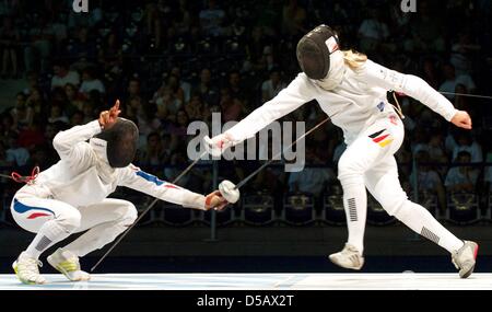 Il tedesco epee fencer Britta Heidemann (R) combatte contro Laura Flessel-Colovic dalla Francia durante la scherma europea campionato in Leipzig, Germania, 21 luglio 2010. La Francia ha vinto la competizione a squadre contro la squadra tedesca a 45-35 hits e giunse al terzo posto. Foto: Peter Endig Foto Stock