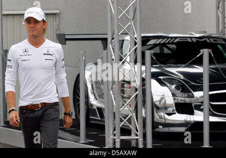 Tedesco di Formula Uno racedriver Nico Rosberg (Mercedes GP) passeggiate attraverso il paddock prima del Gran Premio di Germania prende il via sul circuito di Hockenheim, in Germania, 22 luglio 2010. La gara ha inizio il 25 luglio 2010. Foto: Roland Weihrauch Foto Stock