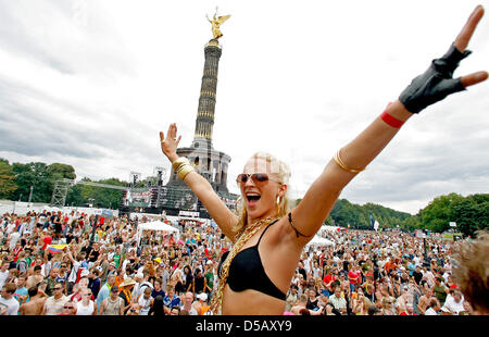 (Dpa) file - un file immagine datata 15 luglio 2006 mostra un yound woman dancing in estasi presso la Love Parade di Berlino, Germania. Al 2010 Love Parade di Duisburg, un panico di massa in un tunnel ha lasciato 19 morti e centinaia di iunjured. Foto: Marcel Mettelsiefen Foto Stock