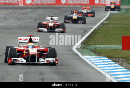 Il pilota brasiliano Felipe Massa (L) della Ferrari conduce il pacco per il Gran Premio di Germania a Hockenheim, Germania, 25 luglio 2010. Foto: Jens Büttner Foto Stock