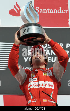 Driver spagnolo Fernando Alonso della Scuderia Ferrari solleva il trofeo per la vincita del 2010 di Formula 1 Gran Premio di Germania sul circuito di Hockenheim di Hockenheim, in Germania, il 25 luglio 2010. Foto: Ronald Wittek Foto Stock