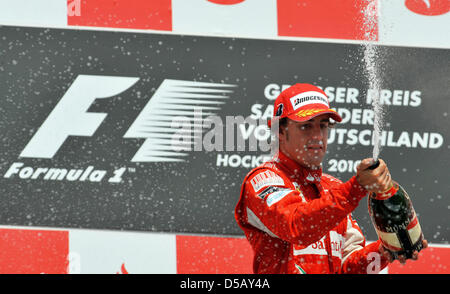 Driver spagnolo Fernando Alonso della Scuderia Ferrari celebra il vincitore 2010 di Formula 1 Gran Premio di Germania sul circuito di Hockenheim di Hockenheim, in Germania, il 25 luglio 2010. Foto: Carmen Jaspersen Foto Stock