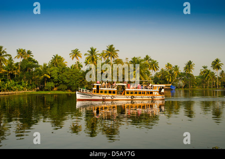 Una barca su Kerala Backwaters, India del Sud Foto Stock