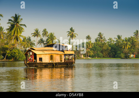 Una casa galleggiante su Kerala Backwaters, India del Sud Foto Stock