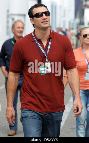 Boxer Wladimir Klitschko passeggiate sul paddock prima dello start del Gran Premio di Germania di gara sul circuito di Hockenheim di Hockenheim, in Germania, il 25 luglio 2010. Foto: Roland Wittek Foto Stock