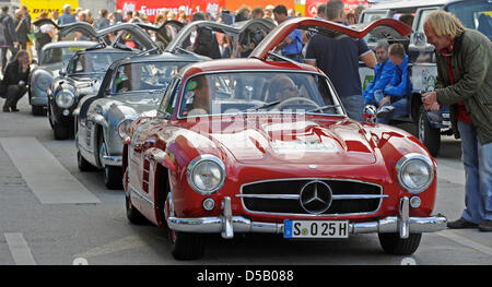 Tre Mercedes-Benz 300 SL da 1955 attendere con apertura ad ali di gabbiano porte come partecipanti del terzo 'Hamburg-Berlin-Klassik" presso il terminale cruiser ad Amburgo, Germania, 29 luglio 2010. Il classic car ralley dovrebbe terminare a Berlino il 31 luglio. Foto: Fabian Bimmer Foto Stock