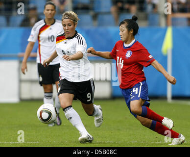 FIFA U-20 Coppa del Mondo Donne, Germania contro la Corea del Sud, a Bochum, Germania, 29 luglio 2010. Giocatore tedesco Svenja Huth (L) e sud coreani player Jin Young Kimm lotta per la palla. Foto: Roland Weihrauch Foto Stock