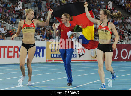 Il tedesco pole vaulters Lisa Ryzih (L) e Silke Spiegelburg (R) celebrare con il russo pole vaulter Swetlana Feofanowa (C) presso lo stadio olimpico Lluis Companys durante il Campionato Europeo di Atletica a Barcellona, Spagna, 30 luglio 2010. Ryzih ha vinto la medaglia di bronzo, Spiegelburg ha conquistato l'argento e Feowana ha vinto la medaglia d'oro. Foto: Rainer Jensen Foto Stock