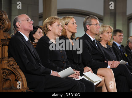 Il Presidente della Repubblica federale tedesca il Parlamento Norbert Lammert (L), il Cancelliere tedesco Angela Merkel (2L), il Presidente Federale Christian Wulff (2R), la moglie Bettina (M) e il Primo ministro del Land Renania settentrionale-Vestfalia Hannelore Kraft frequentare il memoriale di servizio presso il Salvator Chiesa per le vittime della massa panico alla Love Parade di Duisburg, Germania, 31 luglio 2010. Le vittime' relativi Foto Stock