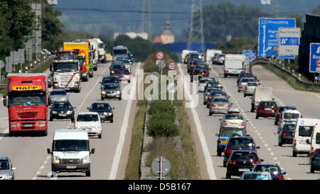 Una foto scattata il 31 luglio mostra la vacanza pesante in termini di volume di traffico il tedesco Autobahn A3 vicino a Regensburg, Germania. L'inizio delle vacanze scolastiche ha anche causato lunghi gli inceppamenti di traffico e lenta circolazione sabato 31 luglio 2010 sulle strade di grande comunicazione in Baviera. Foto: ARMIN WEIGEL Foto Stock