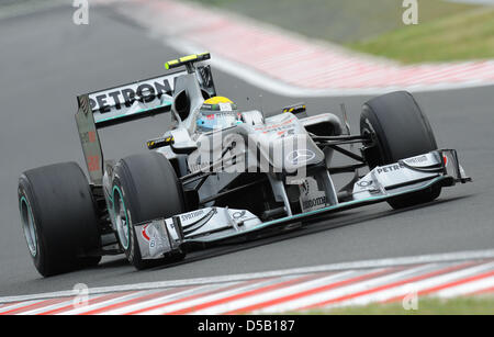 Il tedesco di Formula Uno race driver Nico Rosberg della Mercedes GP spinge la sua vettura durante le qualifiche del Gran Premio d'Ungheria su Hungaroring vicino a Budapest, Ungheria, 31 luglio 2010. Gran Premio di Ungheria si svolgerà il 1 agosto la dodicesima gara del 2010 di Formula Uno Stagione. Foto: Peter Steffen Foto Stock