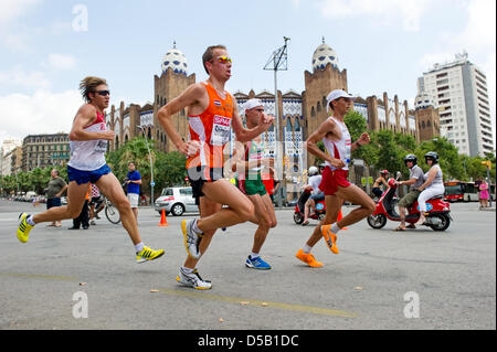 I partecipanti all'Uomini Maratona correre passa la corrida arena al Campionato Europeo di Atletica a Barcellona, Spagna, 31 luglio 2010. Foto: Bernd Thissen Foto Stock