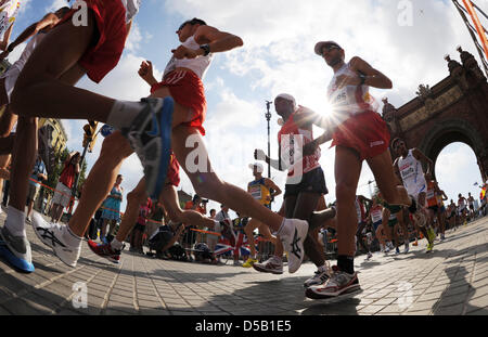 Una caratteristica mostra ai partecipanti del Campionato Europeo di Atletica Uomini Maratona passano l'arco trionfale a Barcellona, Spagna, 31 luglio 2010. Foto: Rainer Jensen Foto Stock