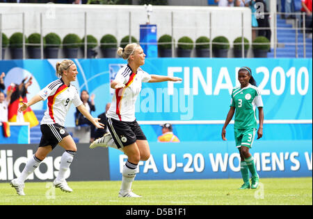 Il tedesco marcatore Alexandra Popp (M)wcelebrates suo 0-1 obiettivo durante la finale della FIFA Coppa del Mondo femminile di Bielefeld, Germania, 1 agosto 2010. La Germania Svenja Huth (L) e della Nigerias Gloria Ofoegbu (R) guardare il suo. Foto: FRISO GENTSCH Foto Stock