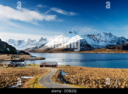 Una vista guardando in alto Selfjorden da Straumsnes sulle isole Lofoten in Norvegia Foto Stock