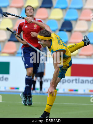 Australia Matthew Swann festeggia il suo gol contro l'Inghilterra durante il loro trofeo dei campioni in corrispondenza Moenchengladbach, Germania, 03 agosto 2010. L Australia ha vinto la partita 3-2. Foto: RENE TILLMANN Foto Stock