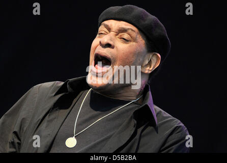 Due giorni dopo la dimissione dall'ospedale, jazz americano-cantante Al Jarreau esegue in Hanau, Germania, 3 agosto 2010. L'artista statunitense è noto per essere uno dei più grandi cantanti nella storia del jazz con un uscita musicale compreso al funk, soul e pop. Al Jarreau più famose canzoni sono: 'Mornin', 'Moonlighting' e 'Boogie Down'. Il suo ultimo album "molto migliori di Al Jarreau: Un Excell Foto Stock