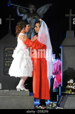 Alejandro Larraga-Schleske (R) come Don Giovanni e norma Nahoun come Zerlina (L) Reciti la scena dell' opera 'Dsu Giovanni' in Rheinsberg, Germania, 03 agosto 2010. Mozart è famosa opera sarà di scena presso l'international open air festival del castello di camera Rhineberg opera per promuovere nuovi cantanti di sangue. Foto: Jens Kalaene Foto Stock