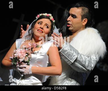 Alejandro Larraga-Schleske (R) come Don Giovanni e norma Nahoun come Zerlina (L) Reciti la scena dell' opera 'Dsu Giovanni' in Rheinsberg, Germania, 03 agosto 2010. Mozart è famosa opera sarà di scena presso l'international open air festival del castello di camera Rhineberg opera per promuovere nuovi cantanti di sangue. Foto: Jens Kalaene Foto Stock