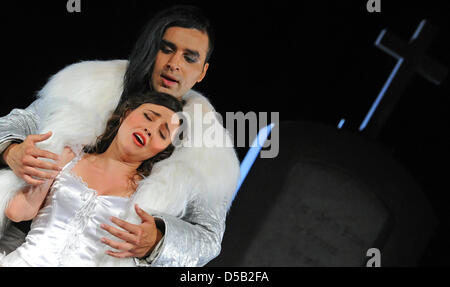 Alejandro Larraga-Schleske (R) come Don Giovanni e norma Nahoun come Zerlina (L) Reciti la scena dell' opera 'Dsu Giovanni' in Rheinsberg, Germania, 03 agosto 2010. Mozart è famosa opera sarà di scena presso l'international open air festival del castello di camera Rhineberg opera per promuovere nuovi cantanti di sangue. Foto: Jens Kalaene Foto Stock