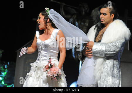 Alejandro Larraga-Schleske (R) come Don Giovanni e norma Nahoun come Zerlina (L Reciti la scena dell' opera 'Dsu Giovanni' in Rheinsberg, Germania, 03 agosto 2010. Mozart è famosa opera sarà di scena presso l'international open air festival del castello di camera Rhineberg opera per promuovere nuovi cantanti di sangue. Foto: Jens Kalaene Foto Stock