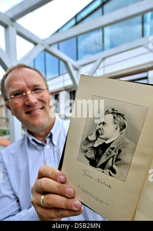 Direttore Ralf Eichberg è presentato sul balcone storico di Nietzsche residence davanti al nuovo edificio del Nietzsche centro documentazione Naumburg, Germania, 04 agosto 2010. Il centro sarà aperto nel mese di ottobre 2010 e ospiterà mostre e lavori scientifici. Foto: Hendrik Schmidt Foto Stock