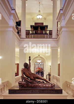 Atrio classica con la scultura al Lanesborough Hotel di Londra Foto Stock