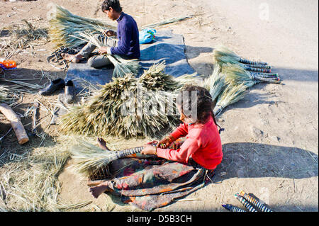 Srinagar, Indiano Kashmir amministrato, 28 marzo 2013. Gli abitanti degli slum da dello stato indiano del Rajasthan fare scope nella periferia di Srinagar, la capitale estiva di Indiano-Kashmir amministrato il 28 marzo 2013. Regione himalayana contestata da entrambi in India e in Pakistan e in aderenza di un sanguinoso conflitto negli ultimi due decenni ha visto un enorme afflusso di poveri, oppressi i migranti provenienti da diverse parti dell India di recente, molti dei quali eke fuori una misera vita di ginestra, rag-picking , implorando, ecc. ( Sofi Suhail/ Alamy Live News) Foto Stock