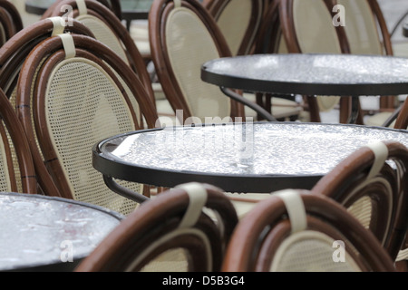 Street cafe in un giorno di pioggia a Desenzano sul Lago di Garda, Regione di Brescia, Lombardia, Italia Foto Stock