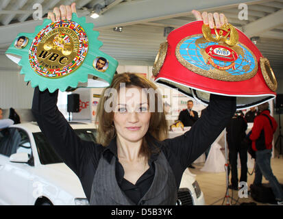 Die amtierende Boxweltmeisterin Ina Menzer aus Hamburg zeigt am Montag (04.01.2009) in Magdeburg Am Rande einer Pressekonferenz die WBC und WIBF-Weltmeisterschaftsgürtel. Die im Weltmeisterin Federgewicht sarà am Samstag (09.01.2009) ihre Titel nach WIBF, WBC und WBO-Versione verteidigen. Menzer gewann bisher in ihrer Profi-Laufbahn alle 25 Kämpfe. Foto: Jens Wolf dpa/lah Foto Stock