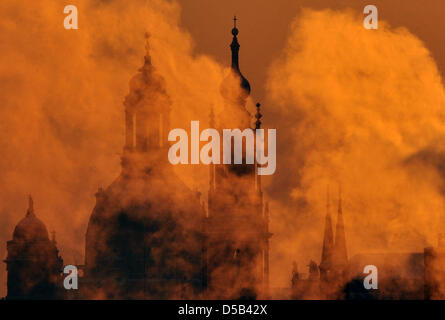 Durante il pupazzo di neve temperature, vapori provenienti da impianti di riscaldamento passano il paesaggio poco dopo l'alba di fronte alla città vecchia con la casa delle tenute, 'Frauenkirche' e il 'Hofkirche' di Dresda, in Germania, 05 gennaio 2010. Secondo le previsioni, sarà più freddo in Sassonia per i prossimi giorni. Foto: Ralf Hirschberger Foto Stock