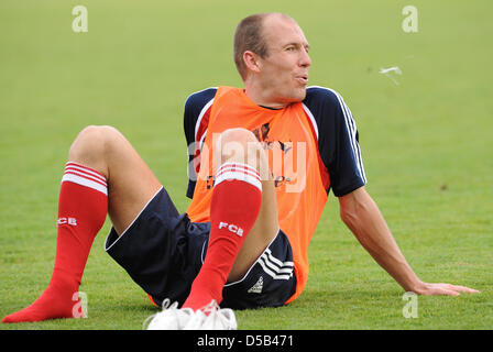 Bundesliga tedesca FC Bayern Monaco di Baviera centrocampista Arjen Robben si siede sul prato dell'addestramento a Dubai, Emirati Arabi Uniti, 05 gennaio 2010. FC Bayern Monaco trattiene il suo training camp a Dubai per circa una settimana. Foto: Peter Kneffel Foto Stock