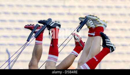 Piedi di Bundesliga tedesca club FC Bayern Monaco di Baviera i giocatori nella foto durante il club di training camp a Dubai, Emirati Arabi Uniti, 07 gennaio 2009. Foto: PETER KNEFFEL Foto Stock