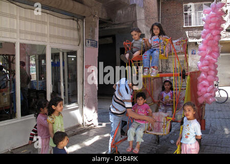 (Dpa) file di un file immagine datata 31 maggio 2009 dei bambini nelle strette strade di Diyarbakir, Turchia. Con una popolazione stimata di un milione di abitanti, Diyarbakir è uno di tutto il mondo più grande città curda. Foto: Tom Schulze Foto Stock