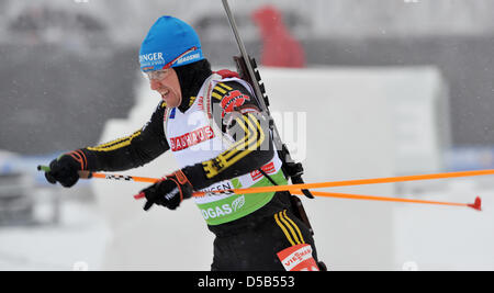 Il tedesco Michael Greis mostrato in azione durante gli uomini 10km sprint di Coppa del Mondo di Biathlon di Oberhof in Germania, 09 gennaio 2010. Il russo Ustyugov vince davanti a Greis e svedese Bergmann. Foto: MARTIN SCHUTT Foto Stock