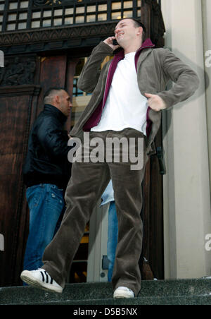 Boxer professionale Juergen Braehmer effettua una chiamata dopo la condanna presso la corte distrettuale di Schwerin, Germania, 12 gennaio 2010. Il 31-anno-vecchio Braehmer fu accusato di gravi lesioni corporali e insulto ed è stato condannato a un anno e quattro mesi di reclusione. Presumibilmente, Braehmer ha colpito una donna in faccia e insultato la sua in una discoteca a Schwerin nel 2008. Braehmer, che ha perso il suo cr Foto Stock