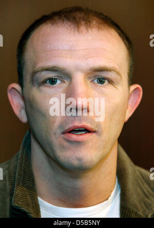 Boxer professionale Juergen Braehmer nella foto dopo la condanna presso la corte distrettuale di Schwerin, Germania, 12 gennaio 2010. Il 31-anno-vecchio Braehmer fu accusato di gravi lesioni corporali e insulto ed è stato condannato a un anno e quattro mesi di reclusione. Presumibilmente, Braehmer ha colpito una donna in faccia e insultato la sua in una discoteca a Schwerin nel 2008. Braehmer, che ha perso la sua crociera Foto Stock