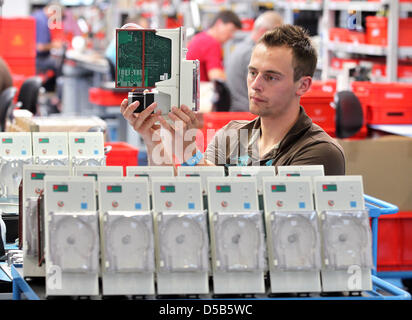 Un mechatronic esamina una pompa per il sangue in Fresenius Medical Care AG a Stollberg, Germania, 05 agosto 2010. L'azienda offre lavoro a più di 100 lavoratori che costruire parti di ricambio per macchine di dialisi. Circa 2 milioni di persone nel mondo hanno regolarmente per sottoporre a dialisi. Foto: Jan Woitas Foto Stock