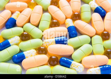 Pillole compresse isolato su bianco Foto Stock