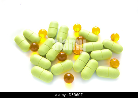Pila di diverse pillole, capsule, compresse isolati su sfondo bianco. Foto Stock