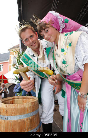 Spreewald cetriolini la regina Maria II e del re Roberto mi pongono dopo la loro incoronazione in Golssen, Germania, 07 agosto 2010. Il XII Spreewald gherkin festival è tutto circa la famosa e rinomata cetriolini dalla regione SApreewald. Foto: Nestor Bachmann Foto Stock