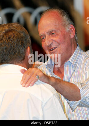 Re spagnolo Juan Carlos durante la cerimonia di premiazione della XXIX edizione del Copa del Rey regata, la ventinovesima edizione della Coppa del Re (Copa del Rey), in Palma de Mallorca, Spagna, 08 Agosto, 2010. Foto: Patrick van Katwijk Foto Stock