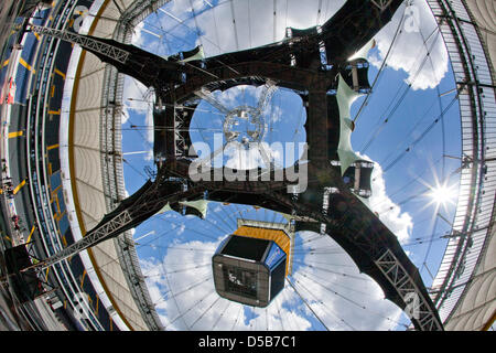 Un gigantesco tondo è installato per un concerto di rock band U2 in Frankfurt am Main, Germania, 08 agosto 2010. La band irlandese si esibirà qui durante la sua "360 gradi tour'. Più i concerti di Hannover (12 agosto 2010) e di Monaco (15 settembre 2010). Foto: Frank Rumpenhorst Foto Stock