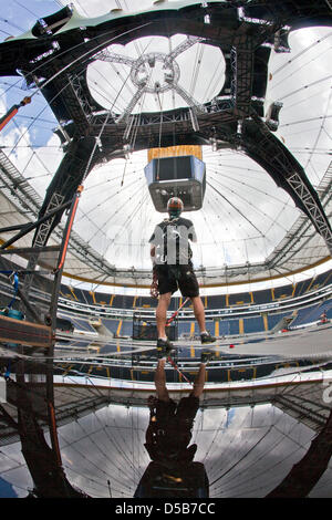 Un gigantesco tondo è installato per un concerto di rock band U2 in Frankfurt am Main, Germania, 08 agosto 2010. La band irlandese si esibirà qui per il suo "360 gradi tour'. Più i concerti di Hannover (12 agosto 2010) e di Monaco (15 settembre 2010). Foto: Frank Rumpenhorst Foto Stock