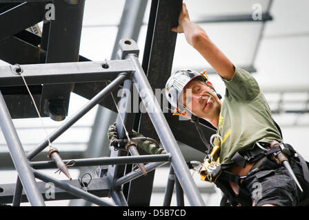 Un lavoratore consente di installare un gigantesco tondo per un concerto di rock band U2 in Frankfurt am Main, Germania, 08 agosto 2010. La band irlandese si esibirà qui per il suo "360 gradi tour'. Più i concerti di Hannover (12 agosto 2010) e di Monaco (15 settembre 2010). Foto: Frank Rumpenhorst Foto Stock