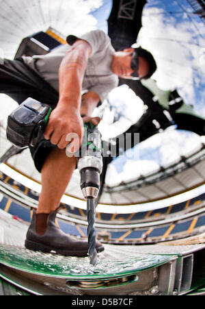 Un lavoratore consente di installare un gigantesco tondo per un concerto di rock band U2 in Frankfurt am Main, Germania, 08 agosto 2010. La band irlandese si esibirà qui per il suo "360 gradi tour'. Più i concerti di Hannover (12 agosto 2010) e di Monaco (15 settembre 2010). Foto: Frank Rumpenhorst Foto Stock